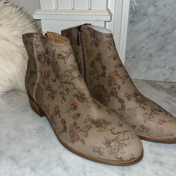 𝅺New! American Rag Floral Taupe Jolene Western Ankle Bootie - Picture 2 of 12